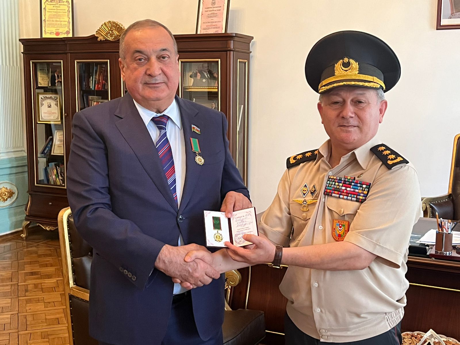 Eldar Quliyev  “General Həzi Aslanov” yubiley medalı ilə